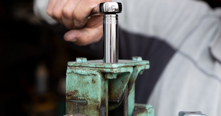 How to Use a Torque Wrench Properly for Beginners: Master Precision Tightening