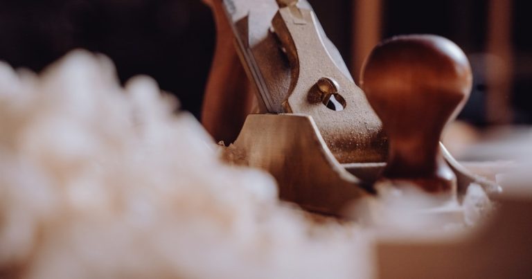 Step-by-step Guide to Using a Manual Wood Planer: Master the Grain